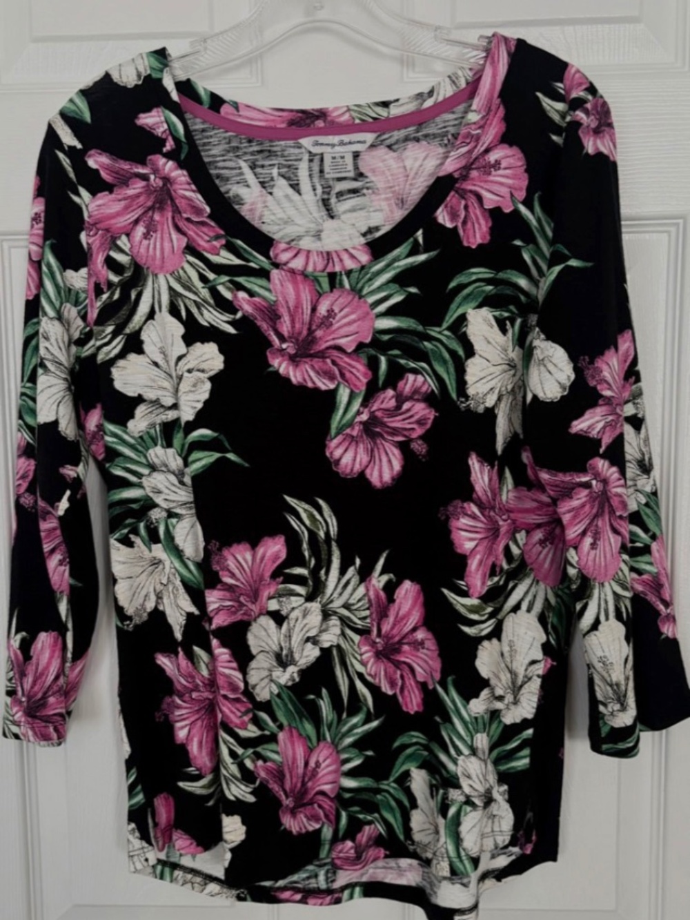 Tommy Bahama Floral Top Medium Black Pink Hibiscus Print 3/4 Sleeve Scoop Neck